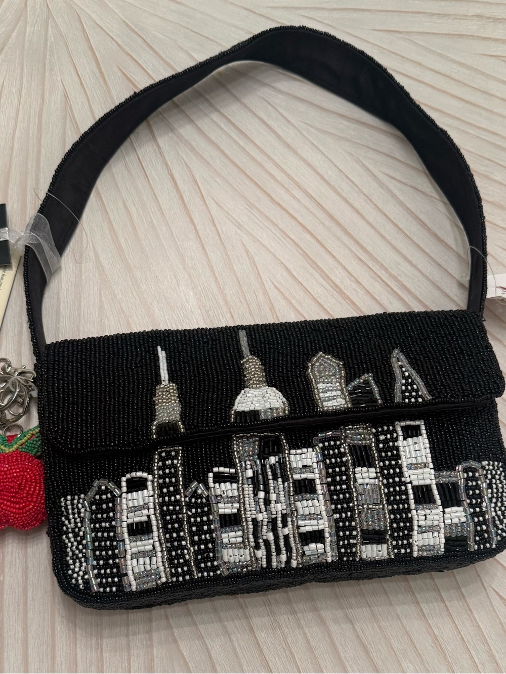 Rare Beaded Black New York Cityscape Handbag with Taxi & Apple Keychain - Picture 8 of 8